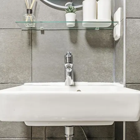 2 Apartments, 4 Betten, Vollmoebliert,zentrale Lage Am S-bahnhof * 베를린