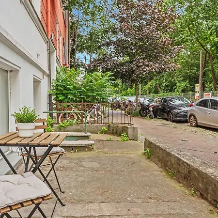 2 Apartments, 4 Betten, Vollmoebliert,zentrale Lage Am S-bahnhof 아파트 *