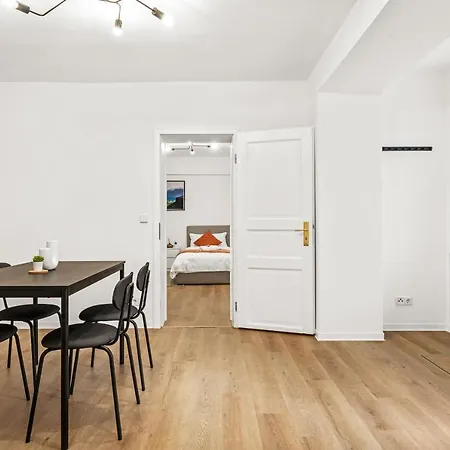 2 Apartments, 4 Betten, Vollmoebliert,zentrale Lage Am S-bahnhof 아파트