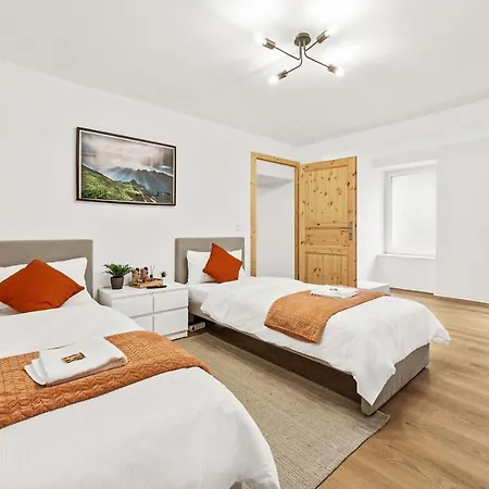 2 Apartments, 4 Betten, Vollmoebliert,zentrale Lage Am S-bahnhof 아파트